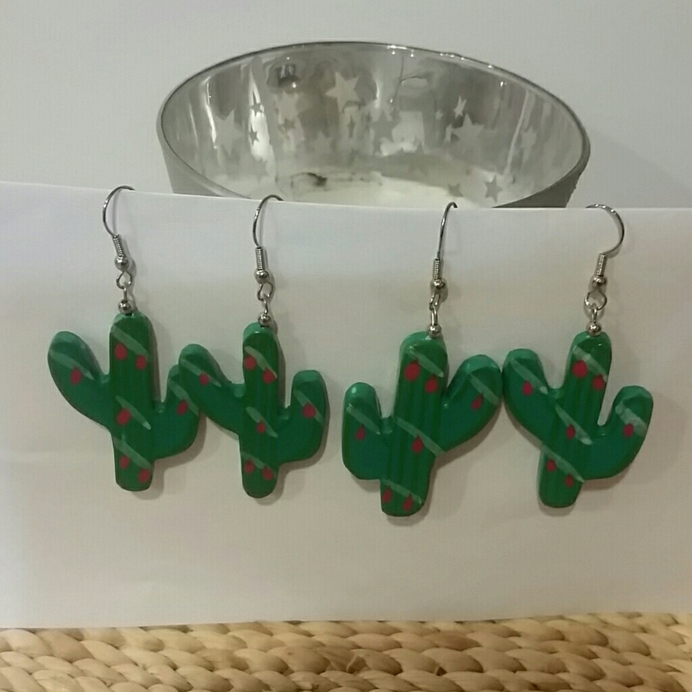 2pairs of fashion earrings